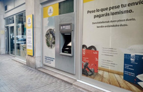 ep imagen de archivo de un cajero en la oficina de correos de pamplona