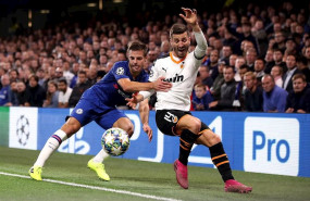 ep jose luis gay pelea con cesar azpilicueta durante el chelsea-valencia de la liga de campeones ep jose luis gay pelea con cesar azpilicueta durante el chelsea-valencia de la liga de campeones