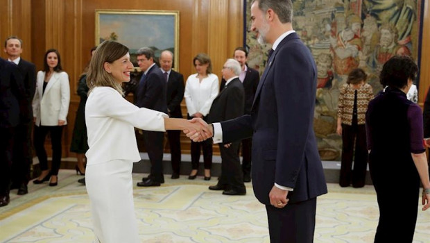 ep la nueva la ministra de trabajo yolanda diaz saluda al rey felipe vi tras la jura de su cargo en