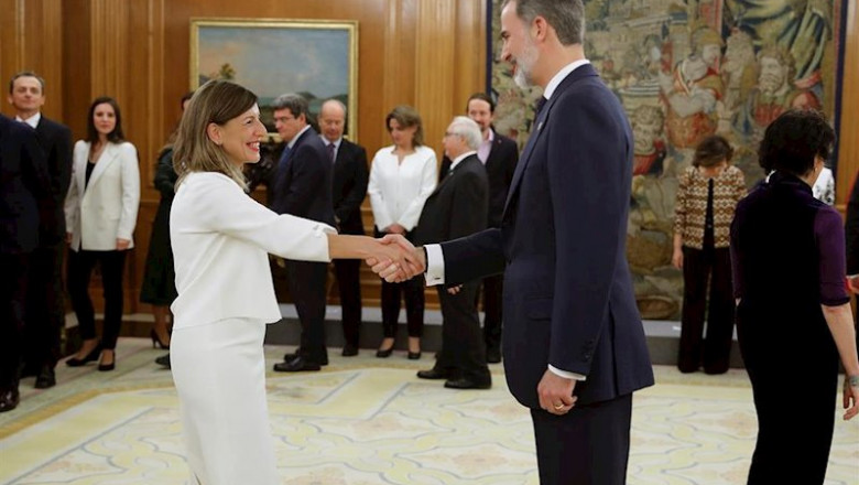 ep la nueva la ministra de trabajo yolanda diaz saluda al rey felipe vi tras la jura de su cargo en