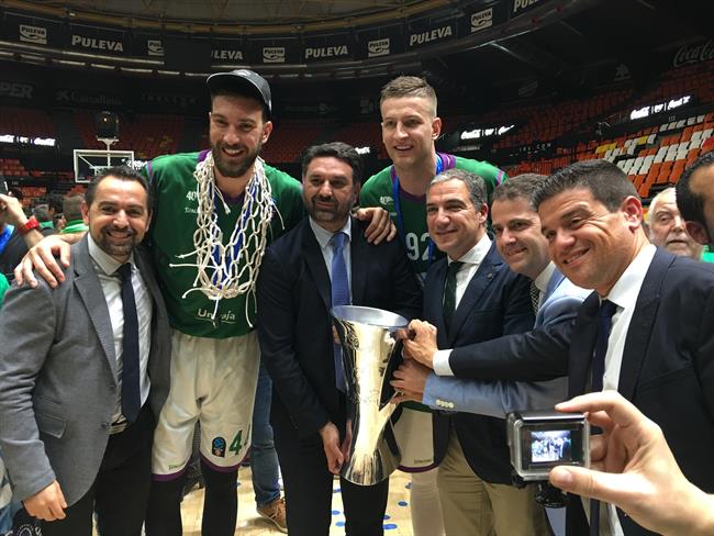 Las autoridades posan con la copa de campeón de la Eurocup de Unicaja | EUROPA PRESS/JUNTA DE ANDALUCÍA ep las autoridades posanla copacampeonla eurocupunicaja