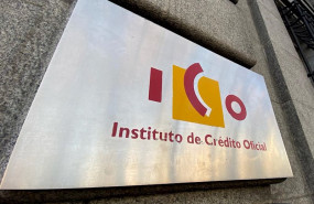 ep logo del instituto del credito oficial ico en una de las puertas de acceso de su sede en madrid