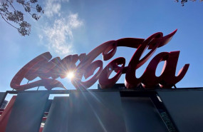ep logotipo de coca-cola en una de sus sedes en espana