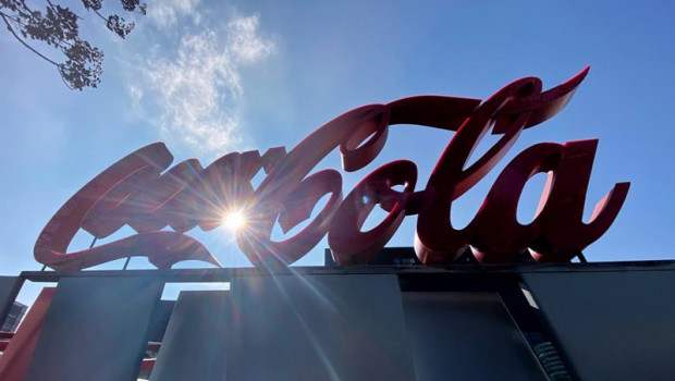 ep logotipo de coca-cola en una de sus sedes en espana