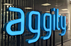 ep logotipo del grupo tecnologico espanol aggity sobre una pared ep logotipo del grupo tecnologico espanol aggity sobre una pared