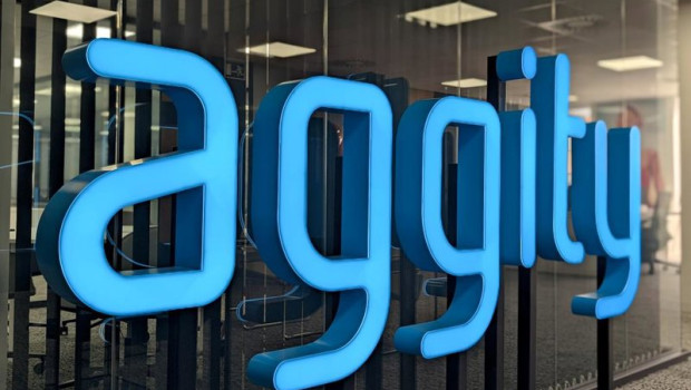 ep logotipo del grupo tecnologico espanol aggity sobre una pared ep logotipo del grupo tecnologico espanol aggity sobre una pared