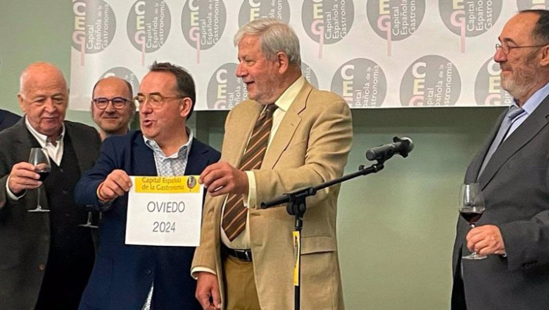 ep miembros del jurado del galardon de la capital espanola de la gastronomia anunciando oviedo como ep miembros del jurado del galardon de la capital espanola de la gastronomia anunciando oviedo como