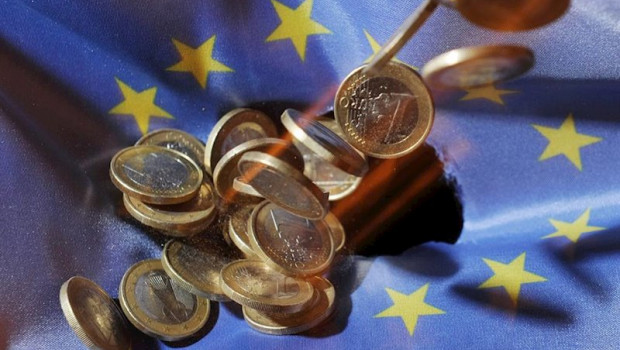 ep monedas de euro sobre una bandera de la ue