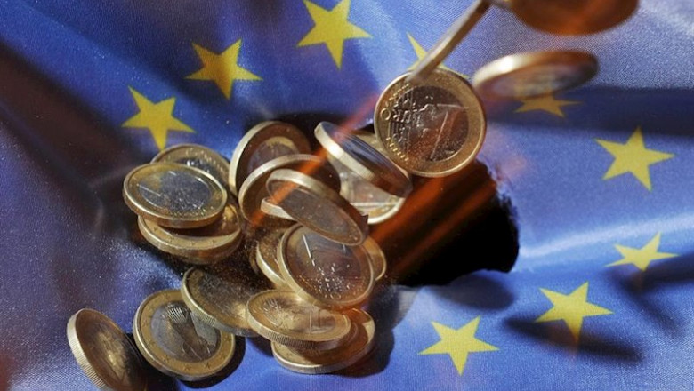 ep monedas de euro sobre una bandera de la ue ep monedas de euro sobre una bandera de la ue