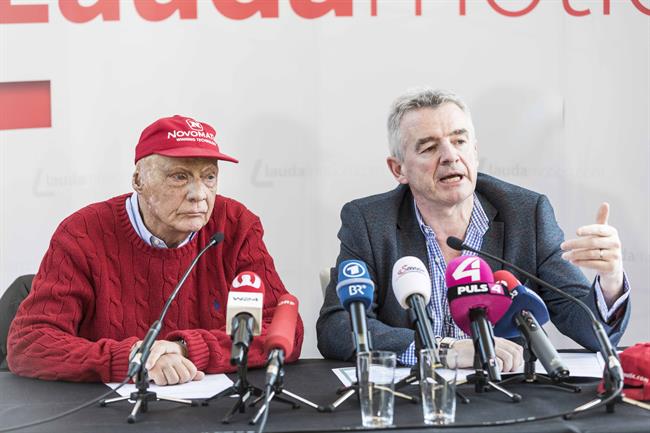 Niki Lauda junto a Michael O'Leary en rueda de prensa del 28 de marzo de 2018. | LAUDAMOTION ep niki laudaa michael olearyruedaprensa28marzo2018