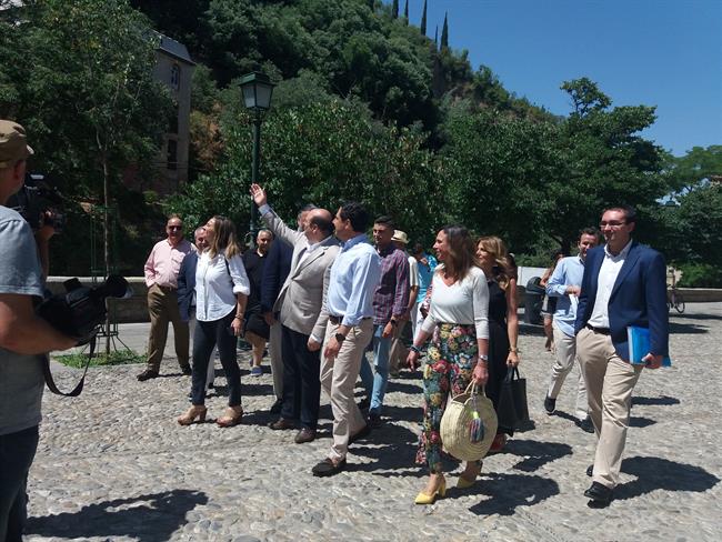 El presidente del PP-A, Juanma Moreno, en el Paseo de los Tristes | EUROPA PRESS ep presidentepp-a juanma moreno enpaseolos tristes