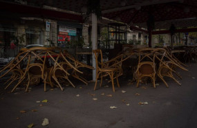 ep sillas recogidas de una terraza de un bar cerrado