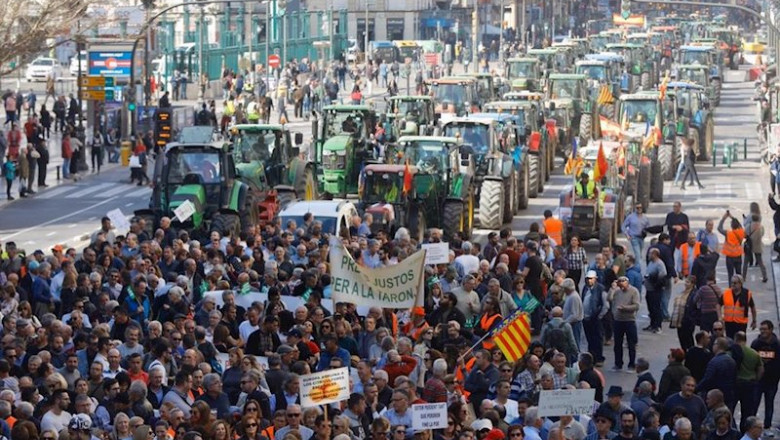 Tractorada en València en favor del futuro del sector | ROBER SOLSONA/EUROPA PRESS ep tractorada en valncia en favor del futuro del sector