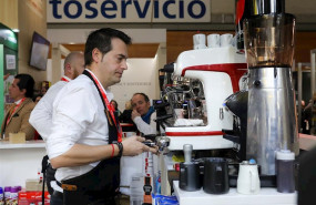 ep un camarero prepara cafe en un bar