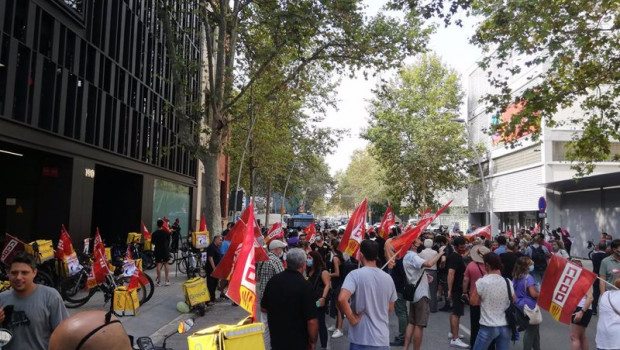 ep unos 150 trabajadores de supermercados de glovo se concentran ante la sede en barcelona