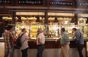 ep varias personas charlan en un puesto del mercado de san miguel en su reapertura en madrid espana
