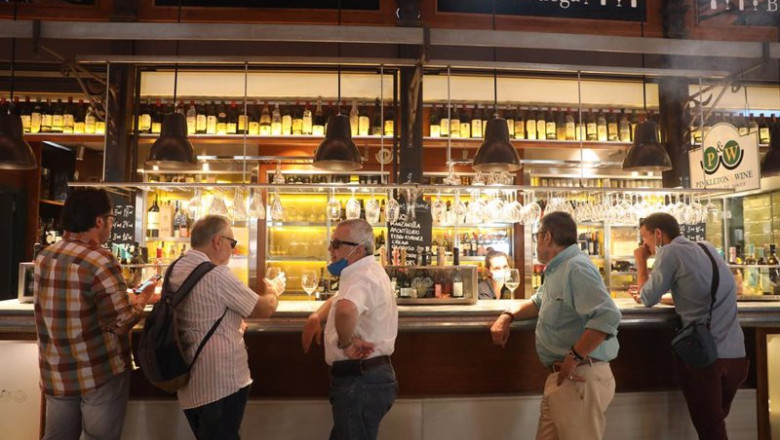 Varias personas charlan en un puesto del Mercado de San Miguel en su reapertura, en Madrid (España), a 1 de julio de 2020. | Marta Fernández Jara - Europa Press - Archivo ep varias personas charlan en un puesto del mercado de san miguel en su reapertura en madrid espana