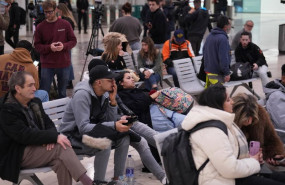 ep varias personas en la estacion de sants con el servicio de rodalies suspendido a 21 de enero de