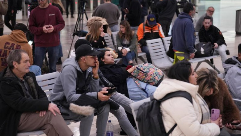 ep varias personas en la estacion de sants con el servicio de rodalies suspendido a 21 de enero de