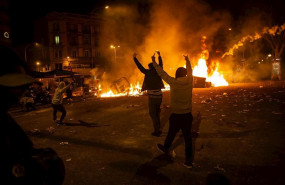 ep varios manifestantes frente al fuego durante los disturbios en barcelona espana a 18 de octubre