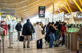 ep viajeros en el aeropuerto adolfo suarez madrid barajas a 19 de diciembre de 2025 en madrid espana