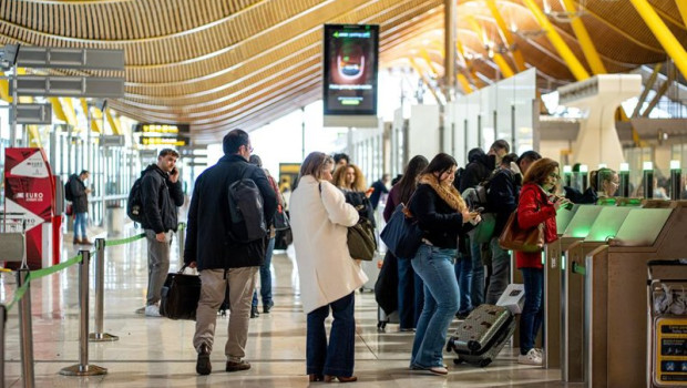 ep viajeros en el aeropuerto adolfo suarez madrid barajas a 19 de diciembre de 2025 en madrid espana