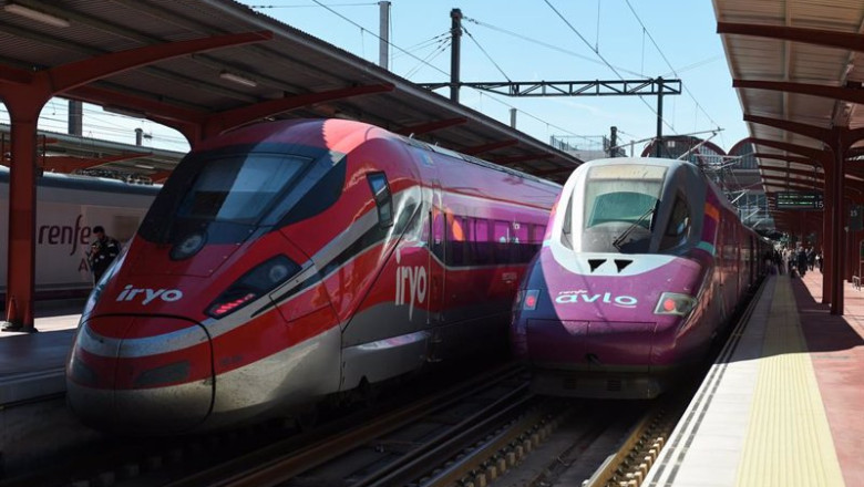 ep vista de un tren avlo y otro de iryo ep vista de un tren avlo y otro de iryo