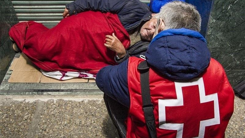 Voluntario de Cruz Roja atendiendo a una persona sin hogar | ISAAC GANUZA /CRUZ ROJA - Archivo ep voluntario de cruz roja atendiendo a una persona sin hogar