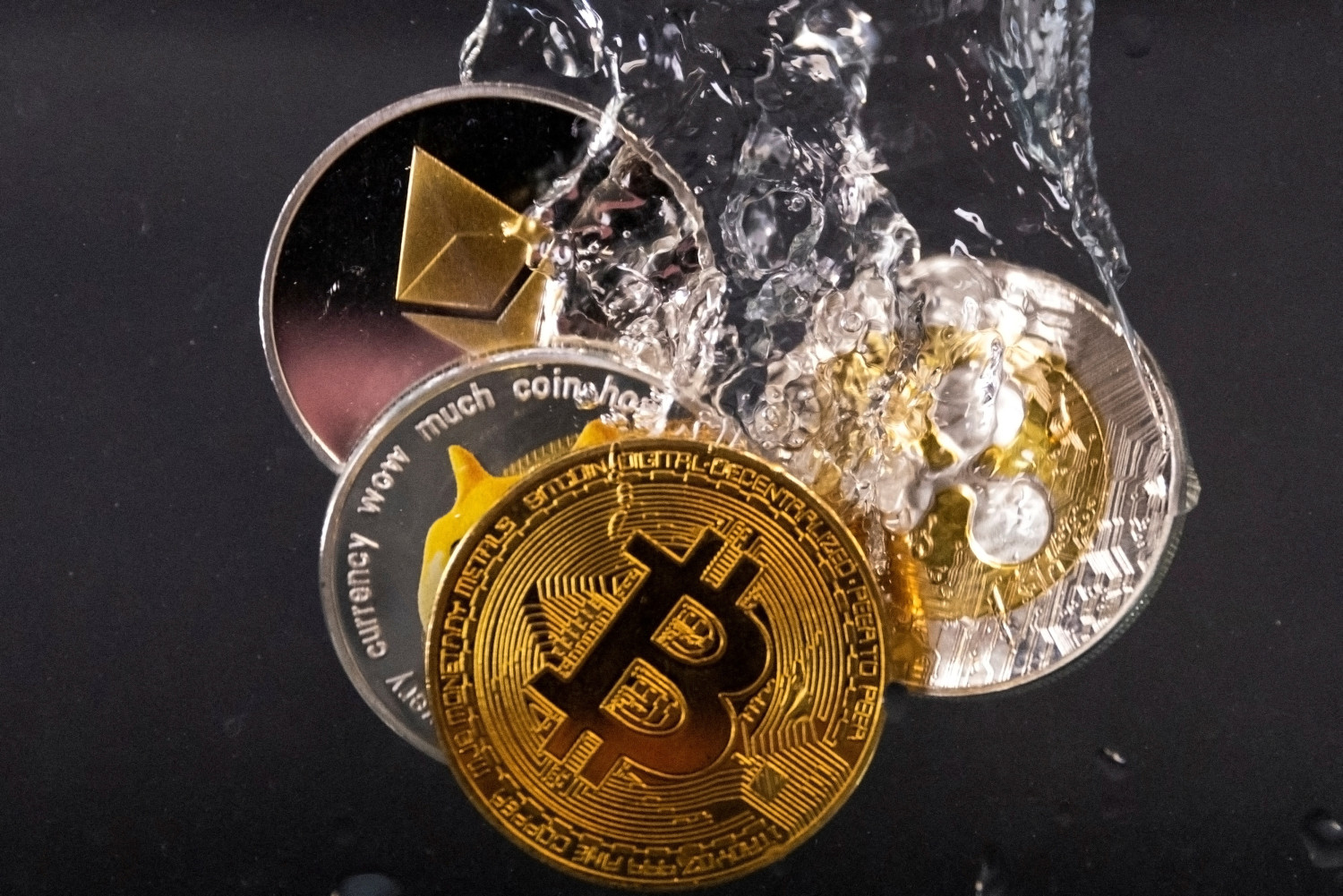 https://img3.s3wfg.com/web/img/images_uploaded/6/c/photo-d-illustration-d-archives-de-jetons-representant-les-reseaux-de-crypto-monnaies-bitcoin-ethereum-dogecoin-et-ripple_20221014165018_rsz.jpg