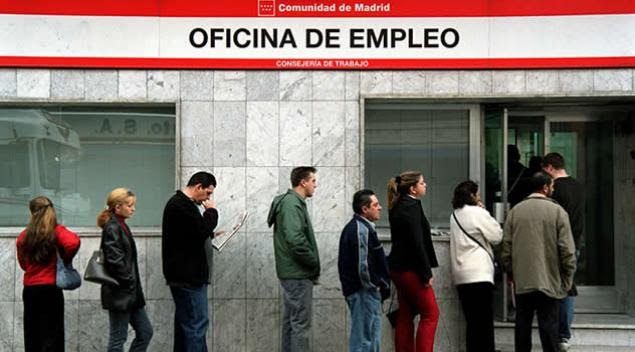 El paro baja en 42.409 personas en junio y los contratos indefinidos alcanzan máximos