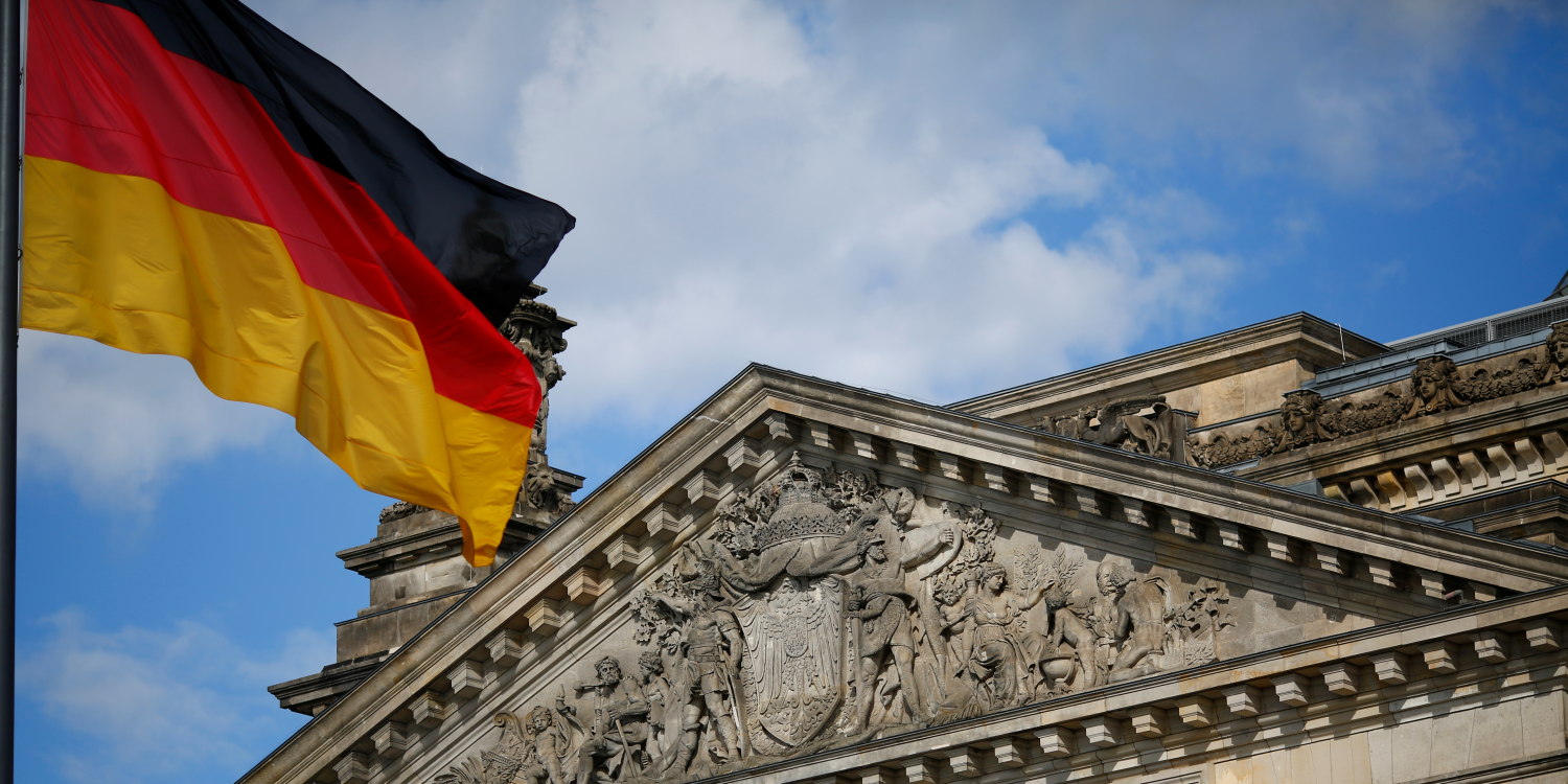 un drapeau allemand devant le batiment du reichstag a berlin 