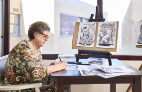 una persona mayor participa en una actividad de pintura en un centro bouco 2 una persona mayor participa en una actividad de pintura en un centro bouco 2