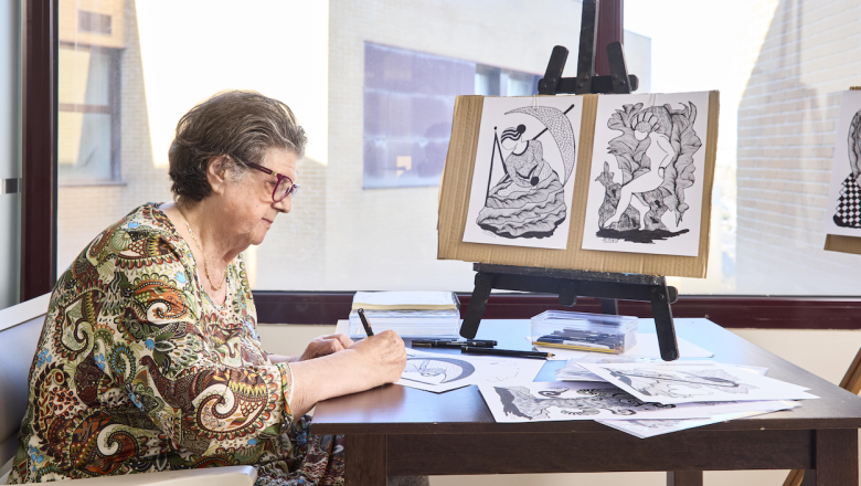 una persona mayor participa en una actividad de pintura en un centro bouco 2