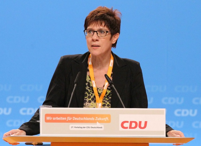 annegret kramp karrenbauer cdu atril