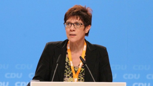 annegret kramp karrenbauer cdu atril