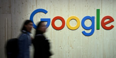 des personnes marchent a cote d un logo google 