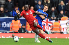 ep 14 april 2019 england liverpool liverpools sadio mane l and chelseas cesar azpilicueta battle for the ball during the english premier league soccer match between liverpool and chelsea at anfield stadium photo peter byrnepa wiredpa