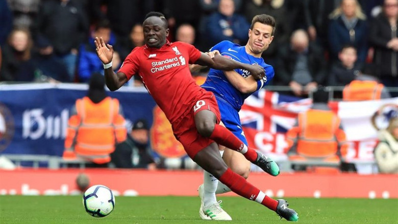 14 April 2019, England, Liverpool: Liverpool's Sadio Mane (L) and Chelsea's Cesar Azpilicueta battle for the ball during the English Premier League soccer match between Liverpool and Chelsea at Anfield stadium. Photo: Peter Byrne/PA Wire/dpa | Peter Byrne/PA Wire/dpa - Archivo ep 14 april 2019 england liverpool liverpools sadio mane l and chelseas cesar azpilicueta battle for the ball during the english premier league soccer match between liverpool and chelsea at anfield stadium photo peter byrnepa wiredpa