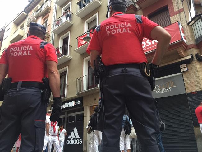 Agentes de Policía Foral patrullan durante los Sanfermines | EP/GOBIERNO DE NAVARRA ep agentespolicia foral patrullan durantesanfermines