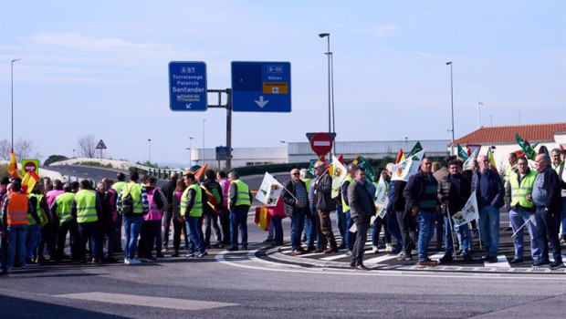 ep agricultores y ganaderos de castilla y leon protestan en el puerto de santander
