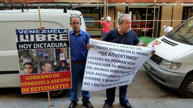 Albert Casillas, protestando contyrfa un acto de IU sobre Venezuela | EUROPA PRESS ep albert casillas protestando contyrfaactoiuvenezuela