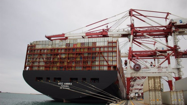 ep archivo   barco afectado por el bloqueo del canal de suez en el puerto de barcelona el msc ambra