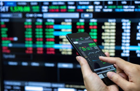 ep archivo   businessman checking stock market data he using a mobile phone