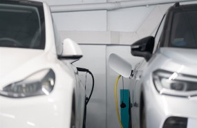 ep archivo   dos coches cargandose en un punto de carga publico para coches electricos en barcelona
