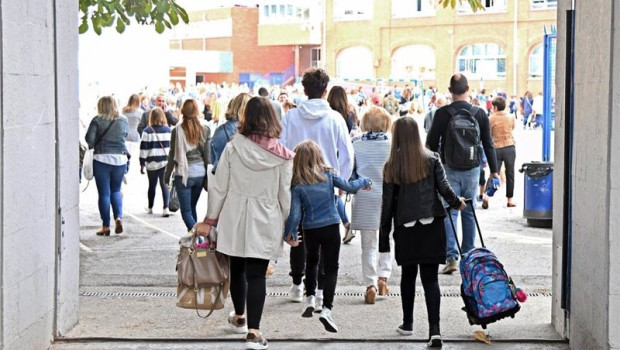 ep archivo   el 42 de espanoles mayores de 55 anos ayudo economicamente a sus hijos en el ultimo ano