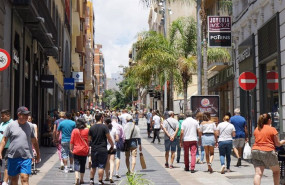 ep archivo   gente paseando por una calle comercial