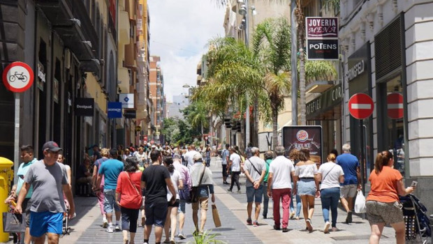 ep archivo   gente paseando por una calle comercial