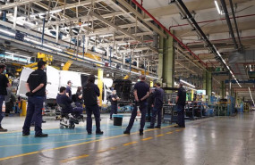 ep archivo   imagen de la vuelta de la vuelta a la actividad este lunes en la planta de mercedes en