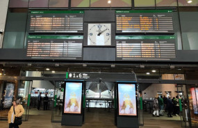 ep archivo   imagenes de los tableros de horarios de los trenes de la estacion de santa justa en una