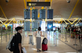 ep archivo   pasajera visualiza las pantallas en el aeropuerto adolfo suarez madrid barajas a 14 de